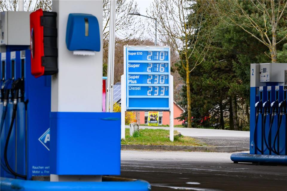 Die Spritpreise drehen aktuell wieder nach oben. (Archivbild)Patrick Pleul/dpa