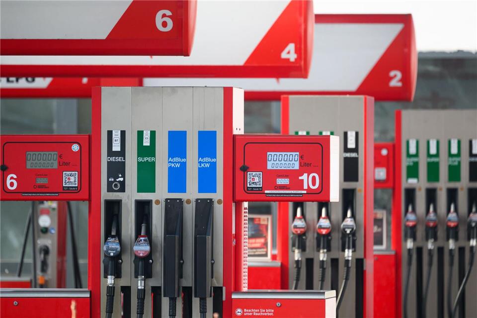 Die Spritpreise haben erneut kräftig angezogen. Insbesondere bei Diesel. (Archivbild)Robert Michael/dpa