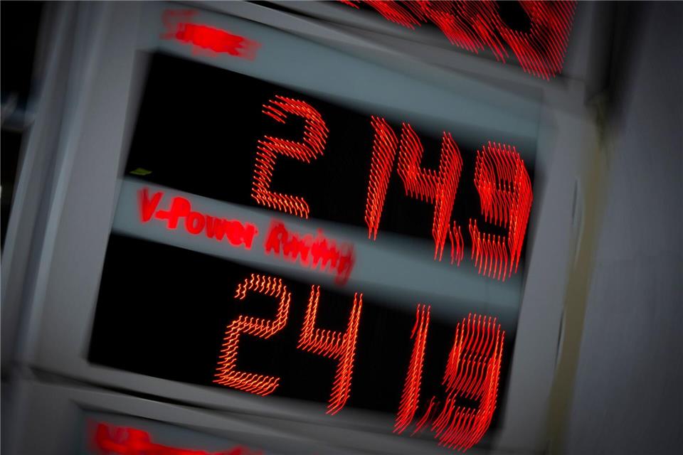 Die Spritpreise machen auch Unternehmen zu schaffen. (Symbolbild)Peter Kneffel/dpa