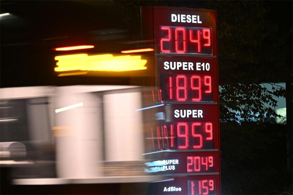 Die Spritpreise sind deutlich gefallen - teils weit unter 2 Euro.Robert Michael/dpa
