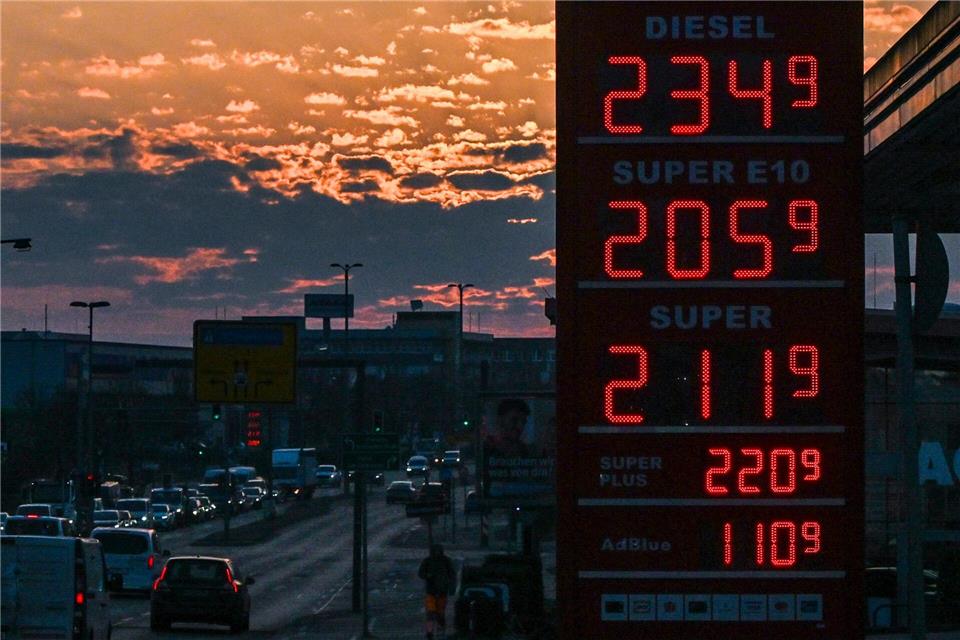 Die Spritpreise steigen – Aktien, Gold und Silber sind unter Druck.Jens Kalaene/dpa