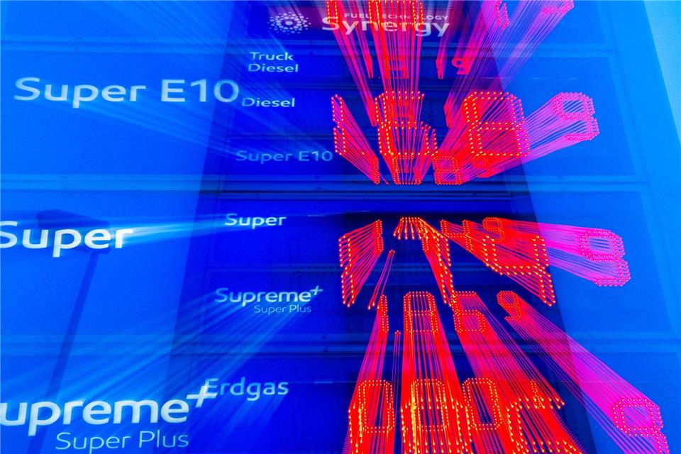 Die Spritpreise steigen seit dem Angriff Israels auf den Iran. (Symbolbild)Jens Büttner/dpa