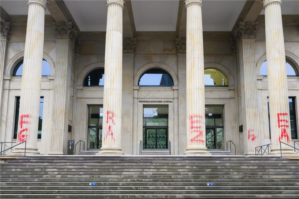 Die Spuren der Schmierereien am Hauptgebäude waren über Monate zu sehen. (Archivbild)Julian Stratenschulte/dpa