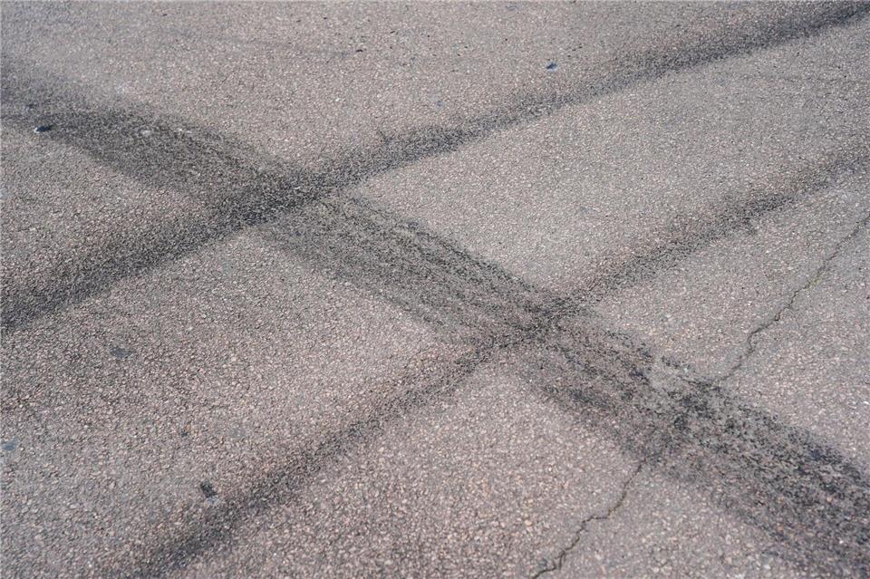 Die Spuren zeigen: Hier waren Drifter am Werk. Dabei handelt es sich laut Polizei aber um ein ganzjähriges Phänomen, bei dem die Autos auch auf trockenen Parkplätzen mit riskanten Fahrmanövern ausprobiert werden. (Symbolbild)Peter Endig/dpa-Zentralbild/dpa