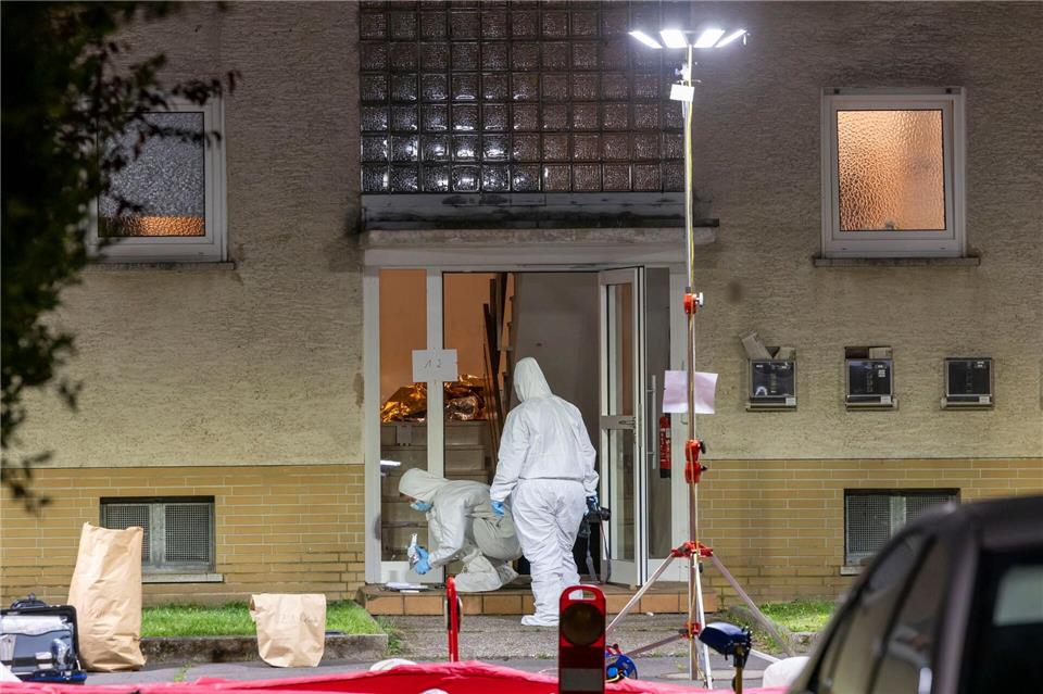 Die Spurensicherung am Tatort konnte am Sonntag weitgehend abgeschlossen werden.Helmut Fricke/dpa