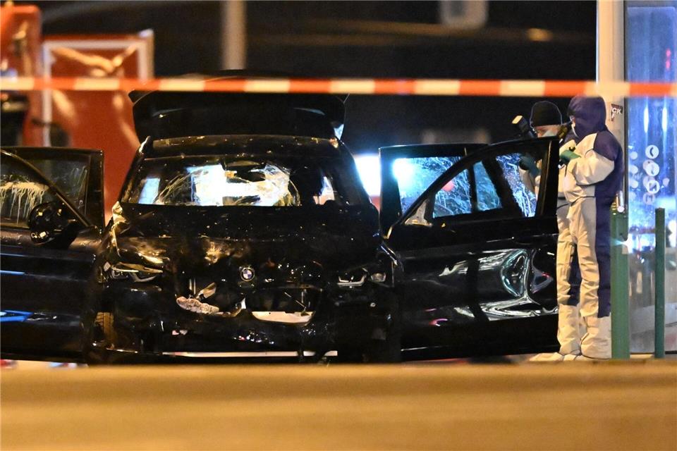 Die Spurensicherung arbeitete an dem Auto, mit dem der Angeklagte über den Weihnachtsmarkt in Magdeburg gefahren ist. (Archivbild)Hendrik Schmidt/dpa