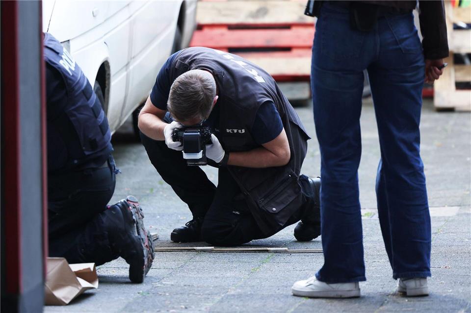 Die Spurensicherung nach einer Messerattacke in Düsseldorf läuft.David Young/dpa