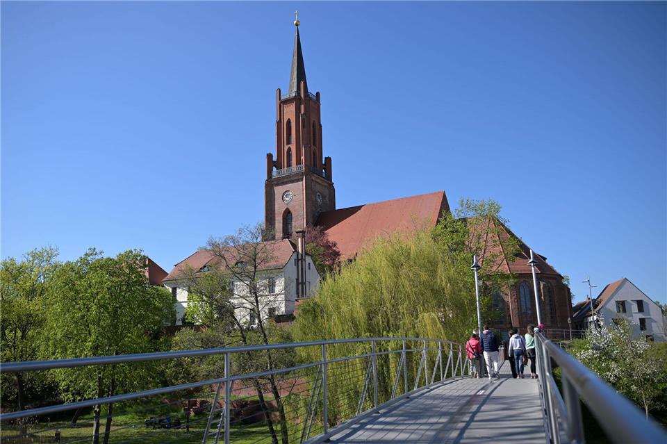 Die St. Marien-Andreas-Kirche in Rathenow ist nach einem langen Wiederaufbau wieder eingeweiht worden.Michael Bahlo/dpa