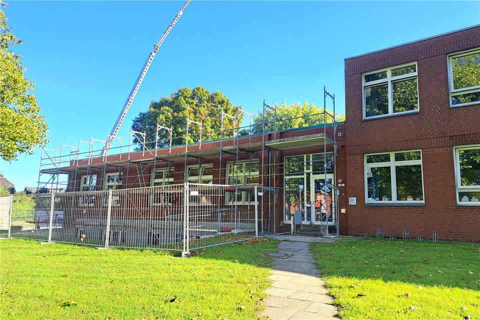 Die St.-Sebastian-Grundschule ist eingerüstet. Ab Oktober starten die Arbeiten für den Rohbau.