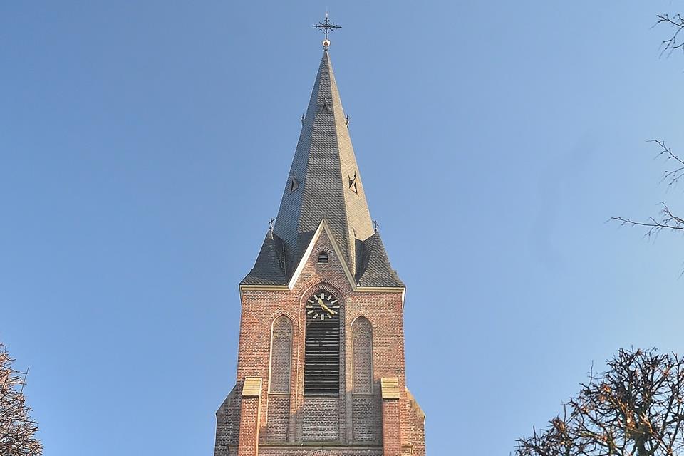 Die St.-Silvester-Kirche in Erle hat vor 25 Jahren ihren jetzigen, spitzen Turmhelm erhalten.BZ-Archiv