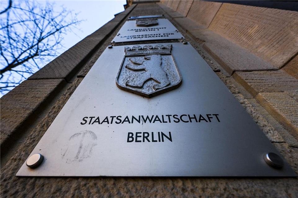 Die Staatsanwaltschaft Berlin hat einen 31-jährigen Polizisten wegen gewerbsmäßigen Betrugs in drei Fällen angeklagt. (Archivbild) Jens Kalaene/dpa