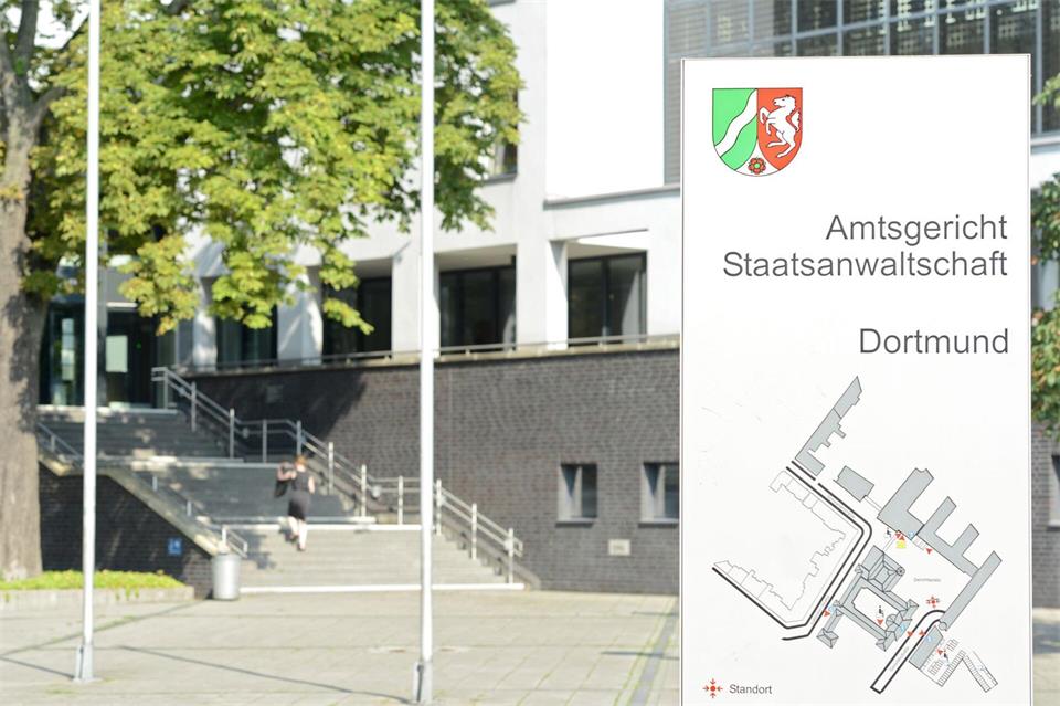 Die Staatsanwaltschaft Dortmund ermittelt gegen einen 105-jährigen Mann, der Wachmann in einem NS-Lager für Kriegsgefangene gewesen sein soll. (Archivbild)Caroline SeidSeidel-Dißmannel/dpa