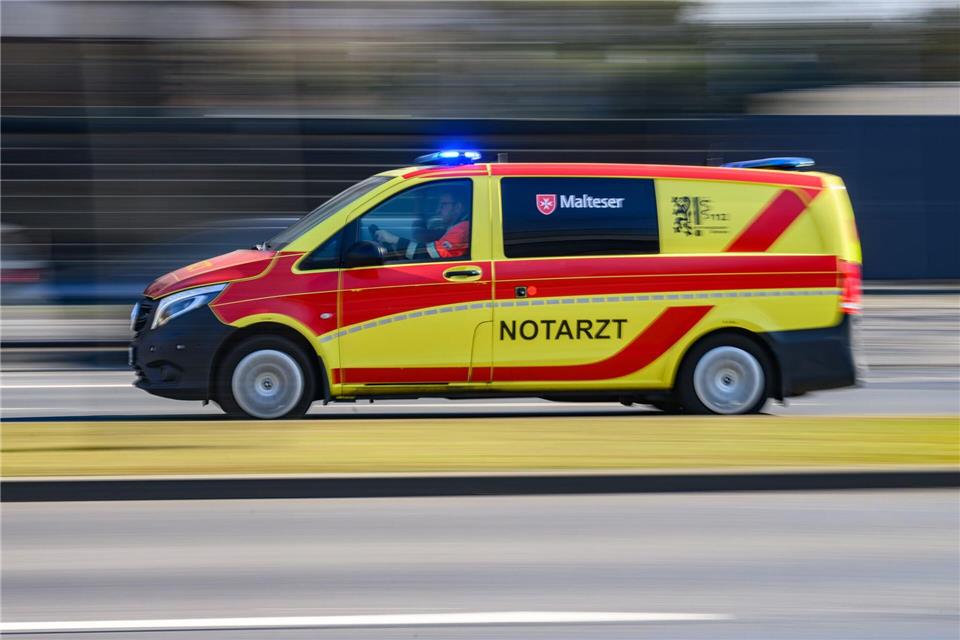 Die Staatsanwaltschaft Dresden hat einen Mann wegen versuchten Totschlags angeklagt (Symbolbild). Robert Michael/dpa
