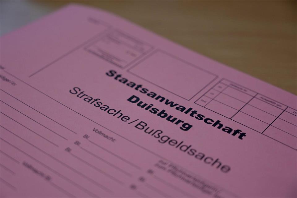 Die Staatsanwaltschaft Duisburg hat Anklage gegen eine dauerkranke Lehrerin wegen Betrugsverdachts erhoben. (Symbolbild)Caroline SeidSeidel-Dißmannel/dpa