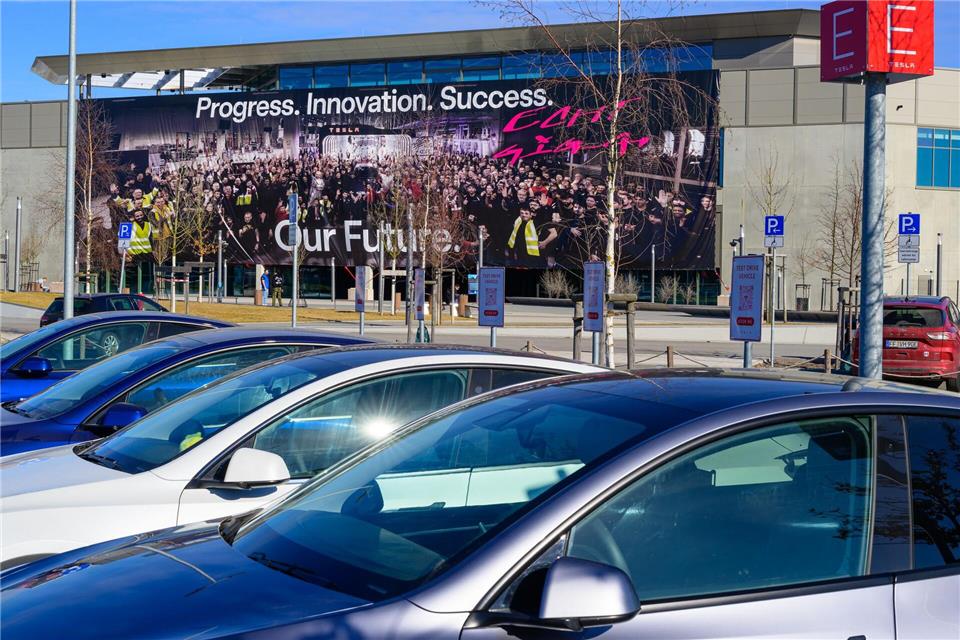 Die Staatsanwaltschaft Frankfurt (Oder) äußert sich zu Ermittlungen nach einem Vorwurf von Tesla gegen die IG Metall. (Archivbild)Patrick Pleul/dpa