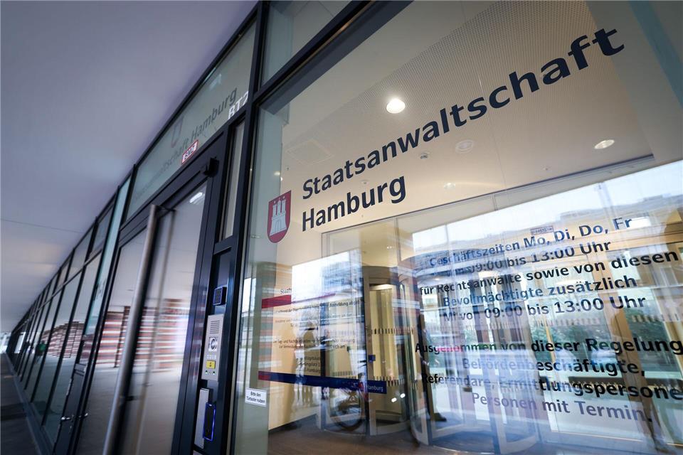 Die Staatsanwaltschaft Hamburg hat Anklage gegen einen Jugendlichen erhoben, der Mädchen über soziale Medien zu sexuellen Handlungen und Selbstverletzungen vor der Kamera genötigt haben soll. (Archivbild)Christian Charisius/dpa