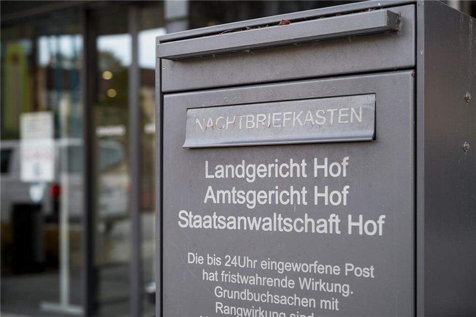 Die Staatsanwaltschaft Hof ermittelt gegen einen Kinderheim-Mitarbeiter, der einen Jungen sexuell missbraucht haben soll. (Symbolbild)Daniel Vogl/dpa