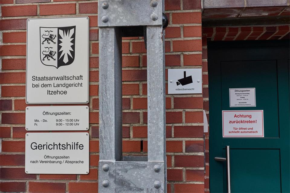 Die Staatsanwaltschaft Itzehoe ermittelt wegen des Verdachts des Vortäuschens einer Straftat gegen einen ehemaligen Bürgermeisterkandidaten. (Symbolbild)Georg Wendt/dpa