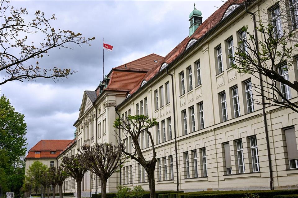 Die Staatsanwaltschaft Potsdam ermittelt wegen des Verdachts der Körperverletzung im Amt gegen eine Mitarbeiterin der Staatskanzlei. (Symbolbild) Jens Kalaene/dpa