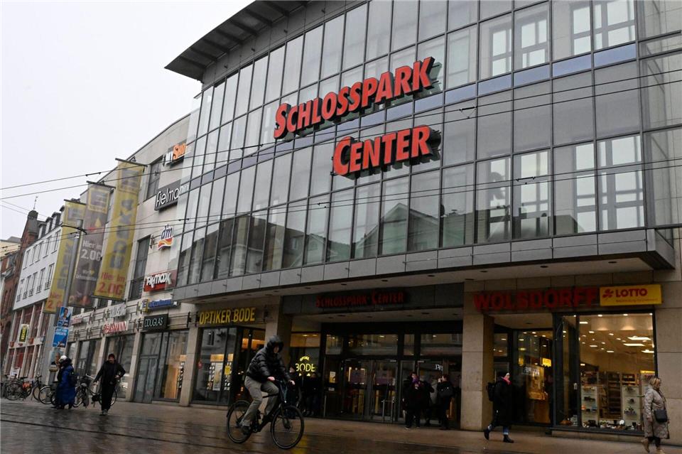 Anklage wegen Totschlags nach Messerangriff in Schwerin Die Staatsanwaltschaft Schwerin erhebt Anklage nach tödlicher Messerattacke auf Jugendlichen. (Archivbild)Philip Dulian/dpa