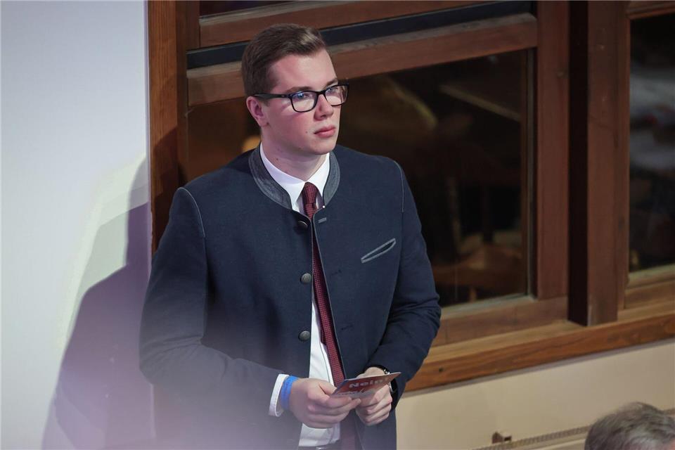 Die Staatsanwaltschaft Würzburg wirft dem 24-Jährigen unter anderem Volksverhetzung, Geldwäsche und Nötigung vor. (Archivbild)Daniel Löb/dpa
