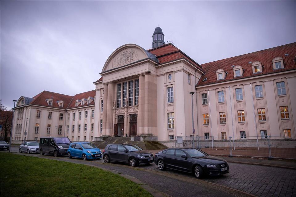 Die Staatsanwaltschaft erhebt im Fall des tödlichen Unfalls in einer 30er-Zone in Schwerin Anklage wegen fahrlässiger Tötung. Das Amtsgericht bezweifelt, dass dies ausreicht, und reicht den Fall an das Landgericht weiter. (Archivbild)Jens Büttner/dpa-Zentralbild/dpa