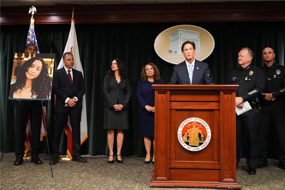 Die Staatsanwaltschaft erhebt schwere Vorwürfe gegen den US-Sänger D4vd. Damian Dovarganes/AP/dpa