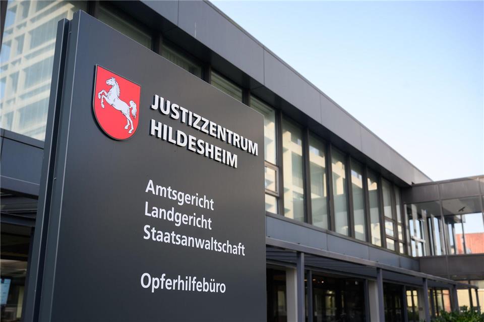 Die Staatsanwaltschaft erhebt schwere Vorwürfe gegen einen Mitarbeiter eines Lokals. (Archivbild)Julian Stratenschulte/dpa