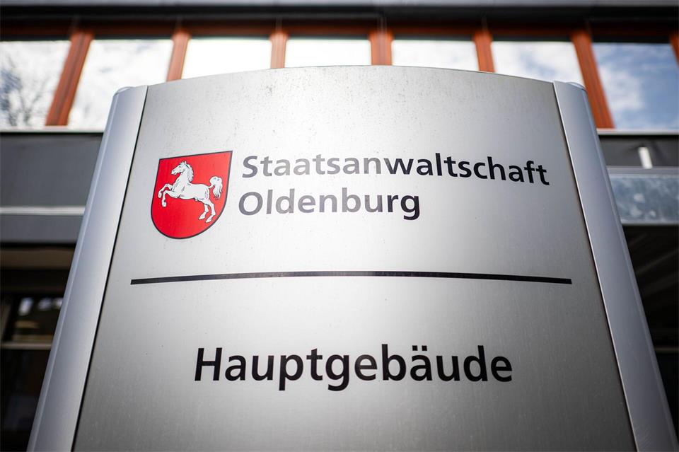 Die Staatsanwaltschaft ermittelt. (Symbolbild) Sina Schuldt/dpa