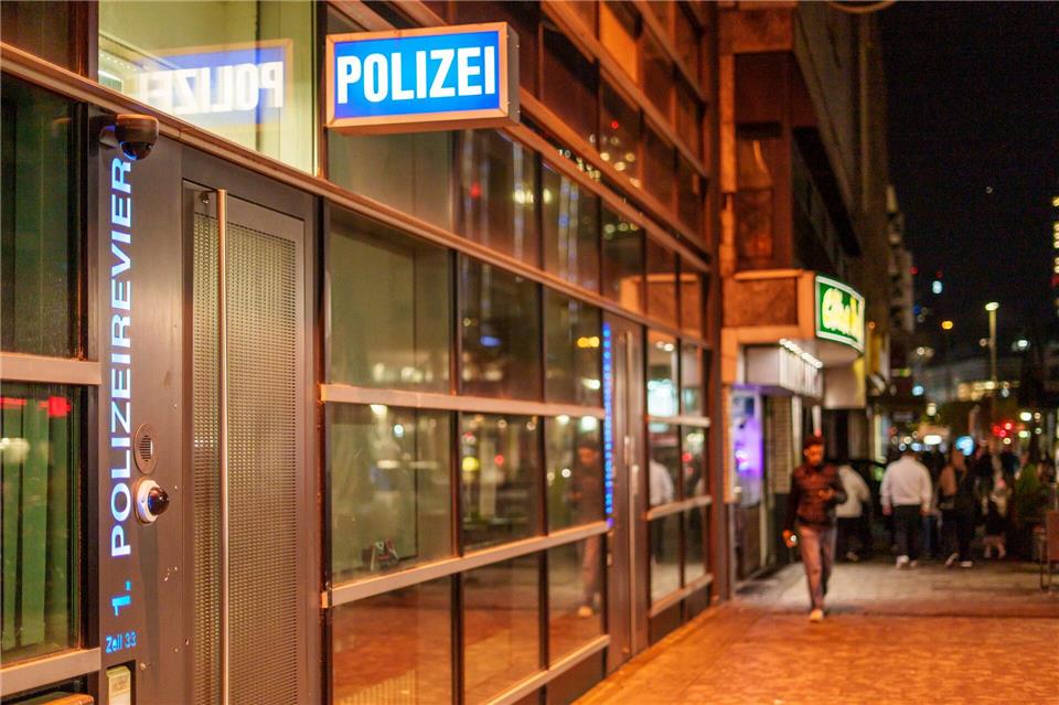 Die Staatsanwaltschaft ermittelt gegen Polizistinnen und Polizisten des 1. Reviers. (Archivbild)Andreas Arnold/dpa