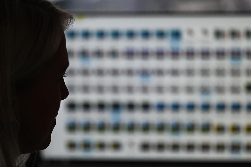Die Staatsanwaltschaft ermittelt gegen einen Jugend-Mitarbeiter der Stadt Siegen wegen des Verdachts von Kinderpornografie. (Symbolbild)Arne Dedert/dpa