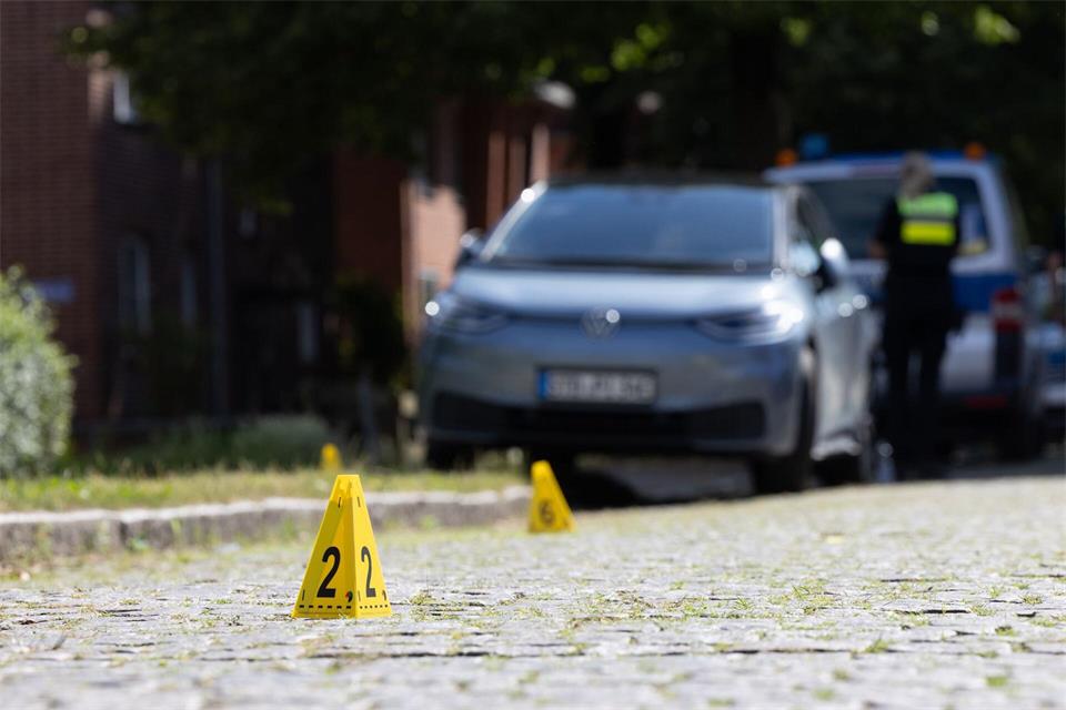 Die Staatsanwaltschaft ermittelt unter anderem gegen die Fahrerin des Fluchtautos. (Archivfoto)Ulrich Perrey/dpa