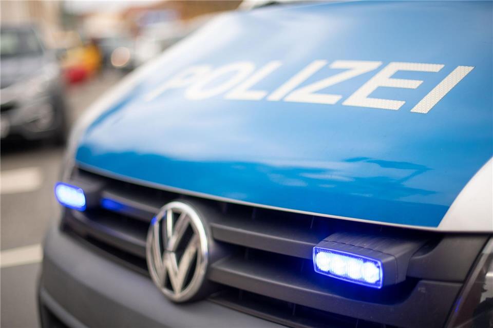 Die Staatsanwaltschaft wirft dem Autofahrer nach seiner Verfolgungsfahrt mit der Polizei versuchten Totschlag vor. (Symbolbild)Lino Mirgeler/dpa