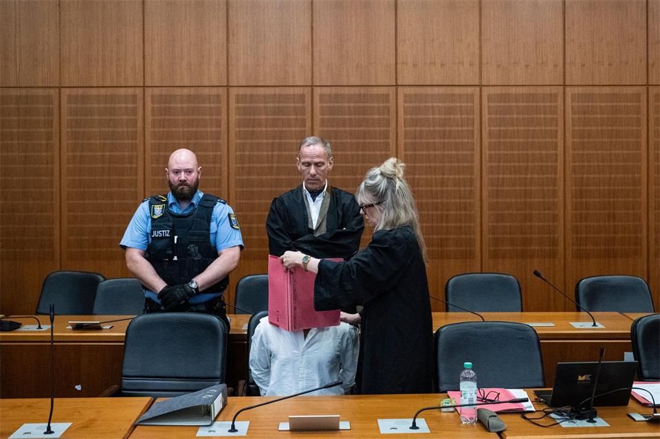 Die Staatsanwaltschaft wirft dem Mann unter anderem versuchten Mord vor. (Archivbild)Hannes P. Albert/dpa