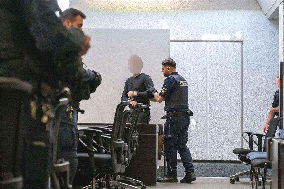 Die Staatsanwaltschaft wirft den beiden Angeklagten versuchten Mord vor.Leonie Asendorpf/dpa