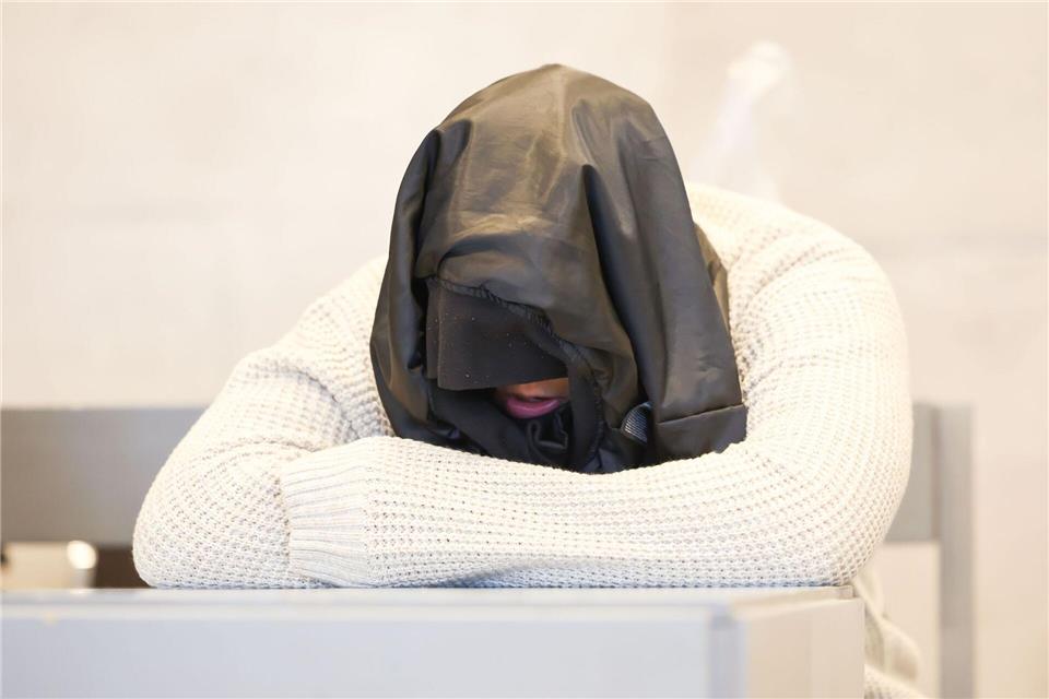 Die Staatsanwaltschaft wirft der 19-Jährigen vor, den Jugendlichen an einer Bushaltestelle in der Nähe des Brombachsees in Mittelfranken mit einem Taschenmesser erstochen zu haben. (Archivbild)Daniel Löb/dpa