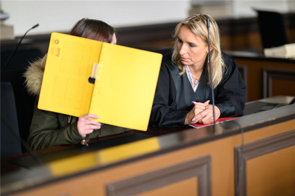 Die Staatsanwaltschaft wirft der 33-jährigen Angeklagten Totschlag durch Unterlassen vor. Izabella Mittwollen/dpa