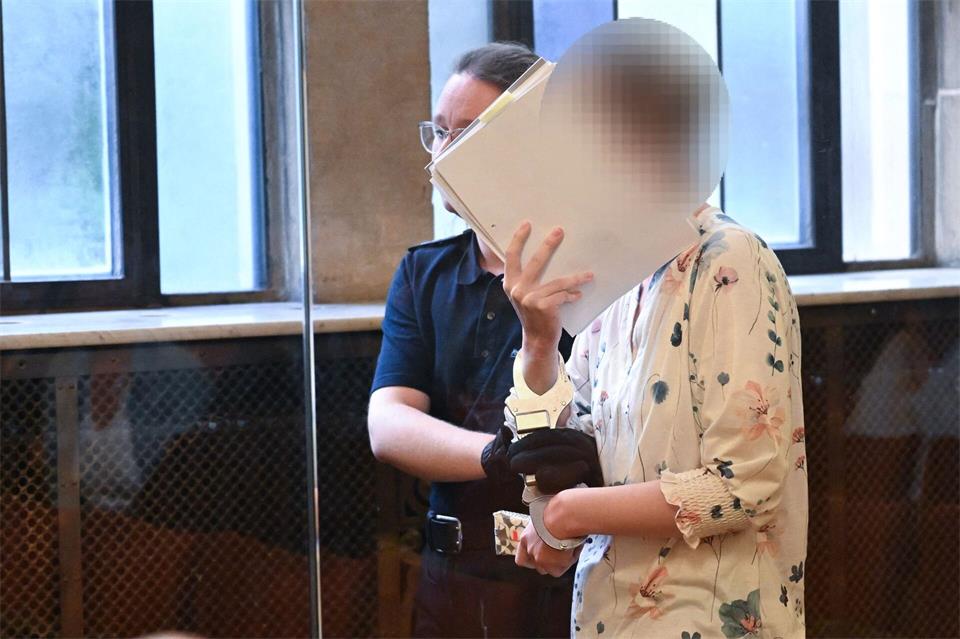 Die Staatsanwaltschaft wirft der Frau versuchten Mord vor. Bernd Weißbrod/dpa