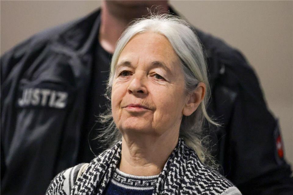 Die Staatsanwaltschaft wirft der ehemaligen RAF-Terroristin Daniela Klette und ihren mutmaßlichen Komplizen Burkhard Garweg und Ernst-Volker Staub zahlreiche Raubüberfälle vor. Vor Gericht ist nun über eine Tat in Osnabrück gesprochen worden. Focke Strangmann/dpa