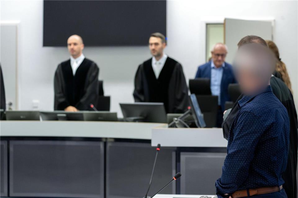 Die Staatsanwaltschaft wirft ihm versuchten Mord sowie gefährliche Körperverletzung vor. Pia Bayer/dpa