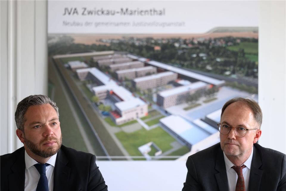 Die Staatssekretäre Sebastian Hecht (Sachsen) und Tobias Knoblich (Thüringen) informieren über den weiteren Werdegang des pannengeplagten Gefängnisneubaus in Zwickau. Hendrik Schmidt/dpa