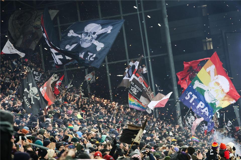 FC St. Pauli: Entscheidung über Kult-Hymne verzögert sich Die Stadion-Hymne wird weiter überprüft. Christian Charisius/dpa