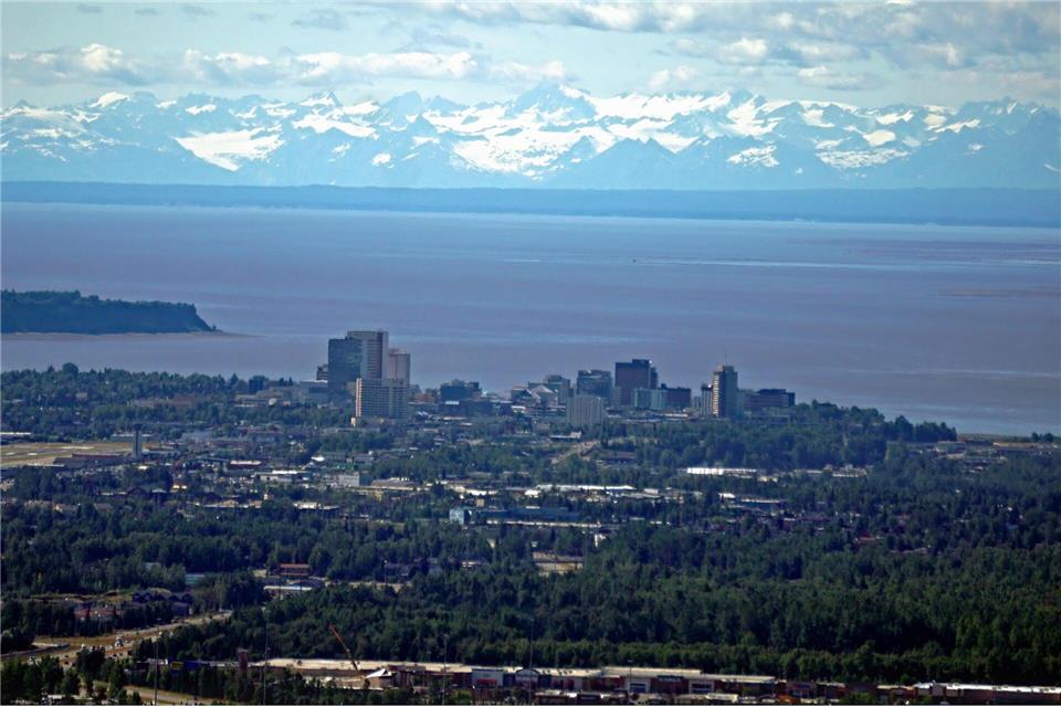 Die Stadt Anchorage ist Schauplatz eines Treffens zwischen US-Präsident Trump und dem russischen Präsidenten Putin.Al Grillo/ZUMA Press Wire/dpa