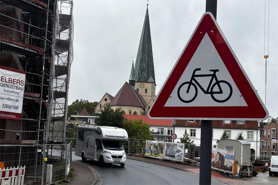 Die Stadt Borken hat an der Mühlenstraße hinter der Einfahrt zum Geelen Graben ein Schild "Achtung Fahrradfahrer" aufgehängt. Aus Richtung Stadt hängt an der Straße aber keins.