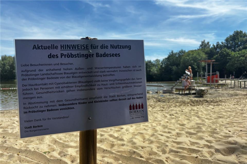 Die Stadt Borken warnt mit Schildern am Pröbsting-Badesee vor einer zu hohen Blaualgen-Konzentration.