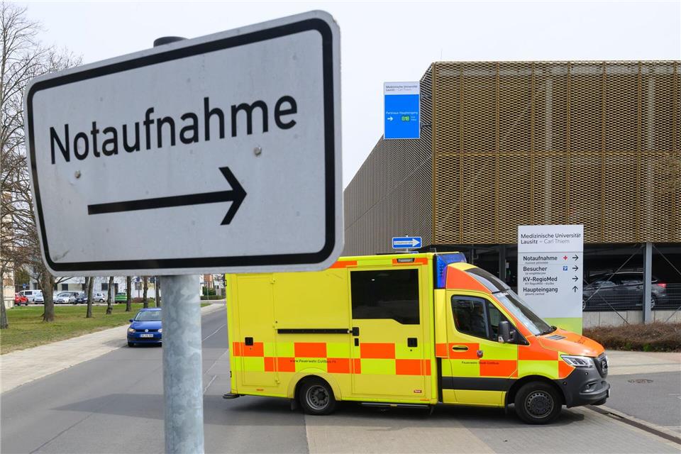 Die Stadt Cottbus verschickt nach einer Einigung mit den Krankenkassen über die Kosten von Rettungsfahrten keine Gebührenbescheide an Patientinnen und Patienten. (Archivbild) Patrick Pleul/dpa