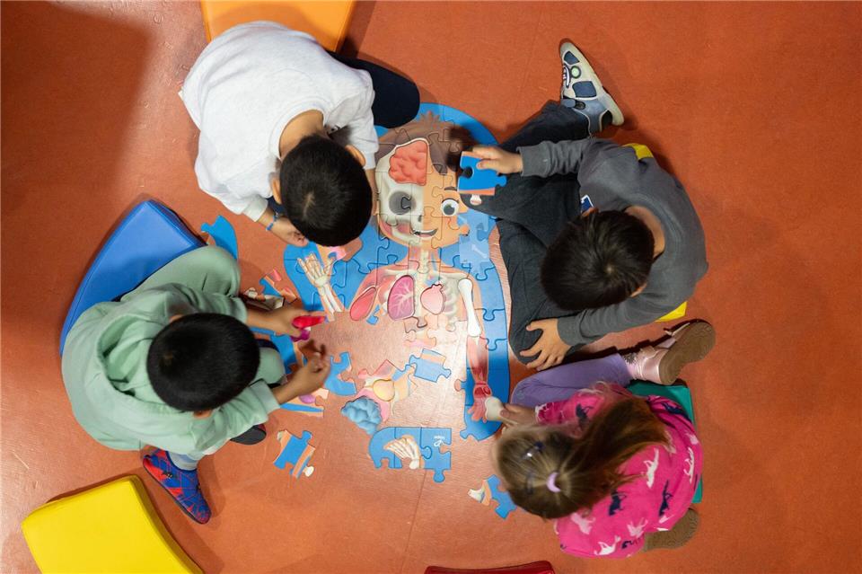 Die Stadt Dresden geht bei der frühkindlichen Sprachförderung neue Wege und hat erste Erfolge (Symbolbild).Sebastian Kahnert/dpa