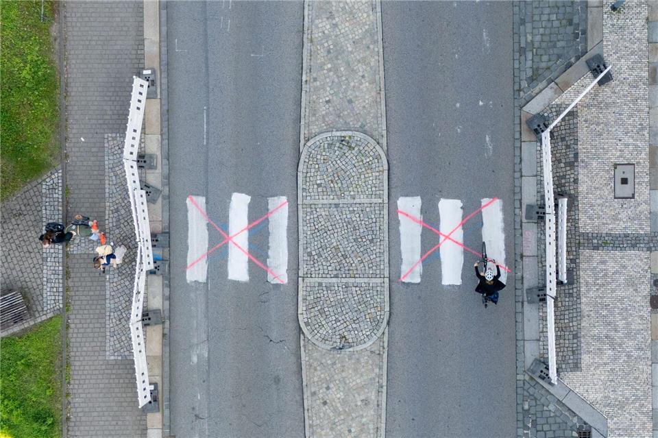 Die Stadt Dresden hat einen Straßenübergang an einem selbstgemalten Zebrastreifen gesperrt.Sebastian Kahnert/dpa