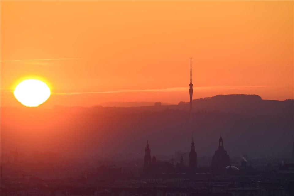Die Stadt Dresden soll laut Stadtratsbeschluss insgesamt 7,9 Millionen Euro in die Sanierung des Fernsehturms und Baumaßnahmen im Umfeld investieren. Robert Michael/dpa
