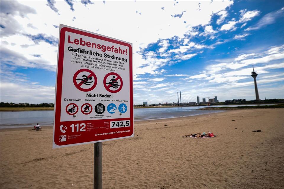 Die Stadt Düsseldorf legt los mit einem Badeverbot im Rhein. Christoph Reichwein/dpa